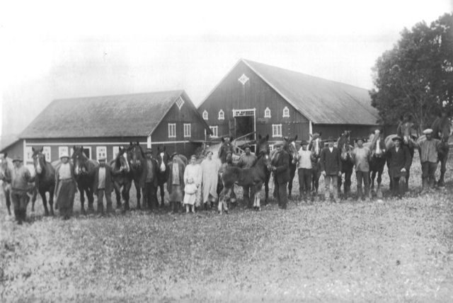 Gruppbild alla på gården 1925-26